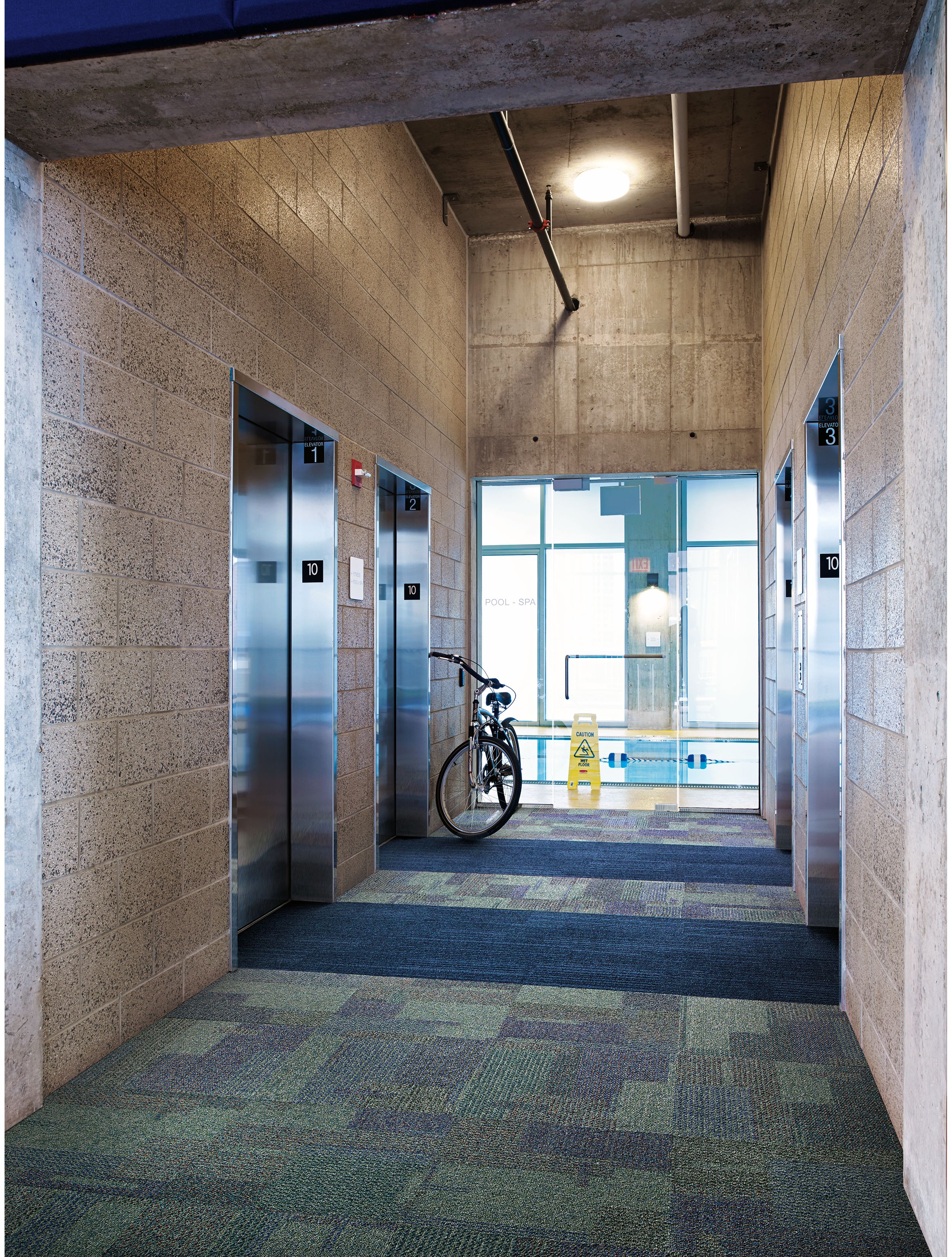 Interface The Standard and On Line carpet tile in hallway with bike numéro d’image 6